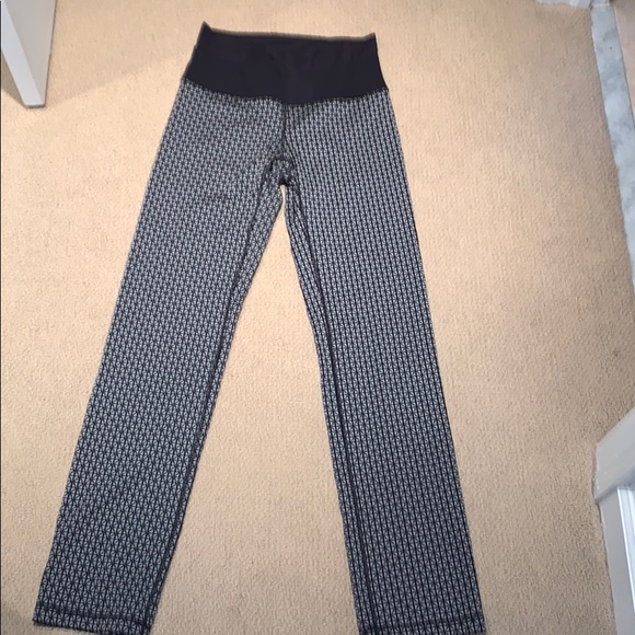 Never worn Lululemon workout pants - Picture 1 of 3